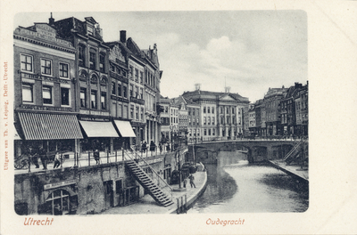 1443 Gezicht op de Oudegracht Weerdzijde te Utrecht met op de achtergrond de Bezembrug en daar achter het Stadhuis.